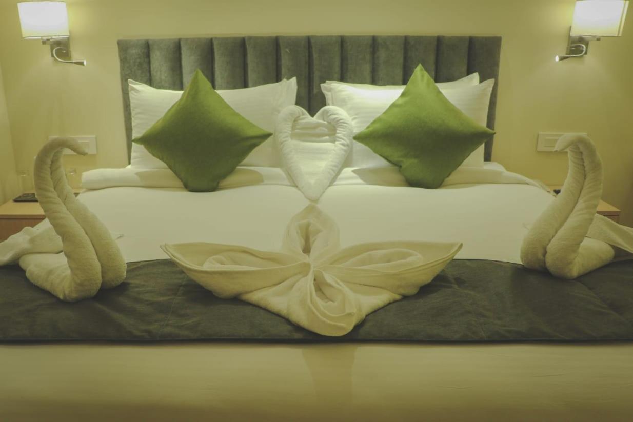 Regenta Central Harsha Vapi Pardi Exterior photo